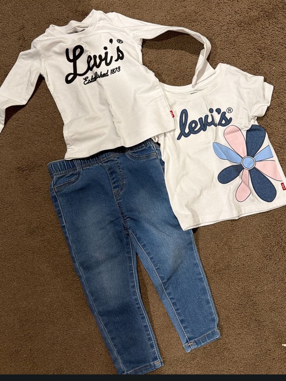 Levi's White Graphic Tops & Blue Jeggings Set